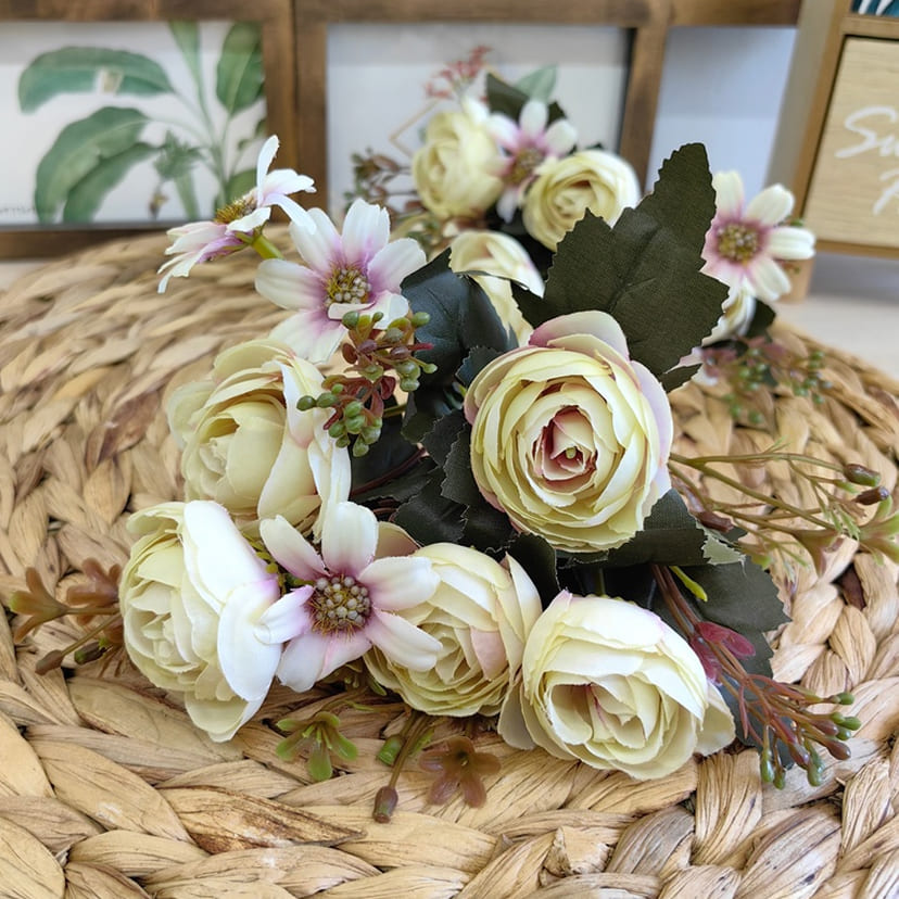 Искусственные цветы на могилу в Тольятти | Цветы искусственные «Камелии с мелкоцветом», сиренево-молочные, букет