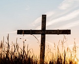 Что означает перевернутый крест на кладбище