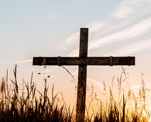 Что означает перевернутый крест на кладбище